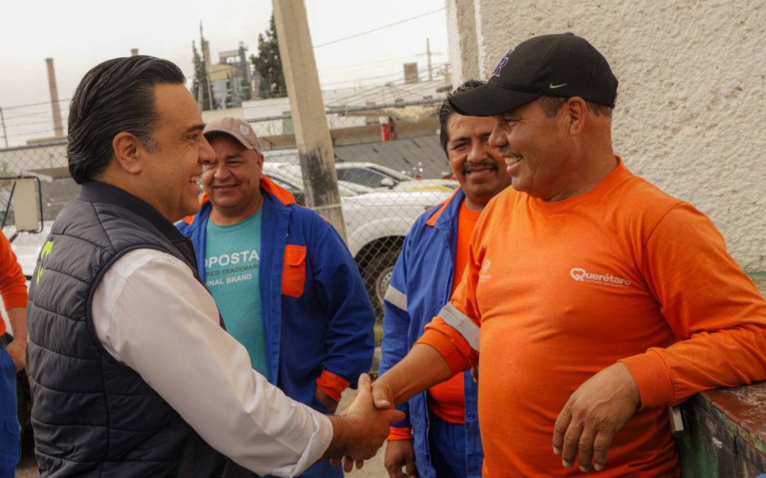 Luis Nava agradece a personal del Departamento de Alumbrado Público su dedicación por Querétaro