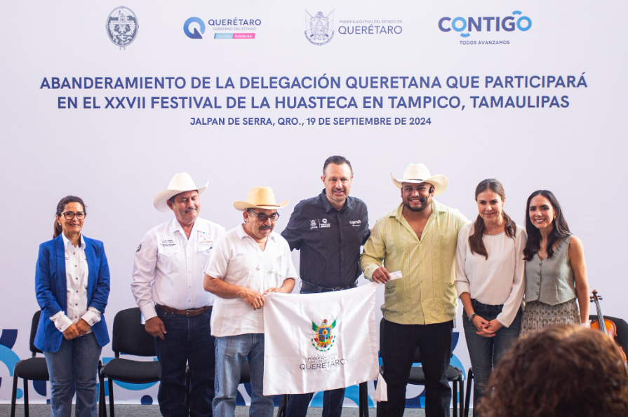 Abandera Mauricio Kuri a la delegación queretana que participará en el XXVII Festival de la Huasteca