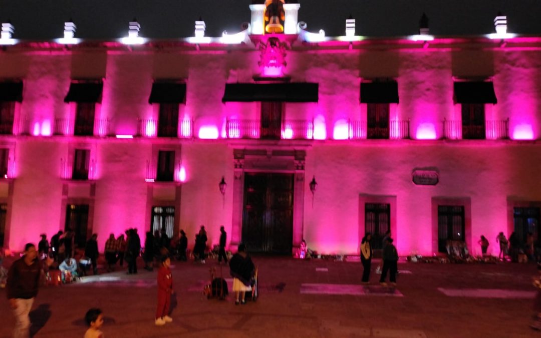 Palacio de la Corregidora se ilumina de rosa durante el Mes de Sensibilización sobre el Cáncer de Mama