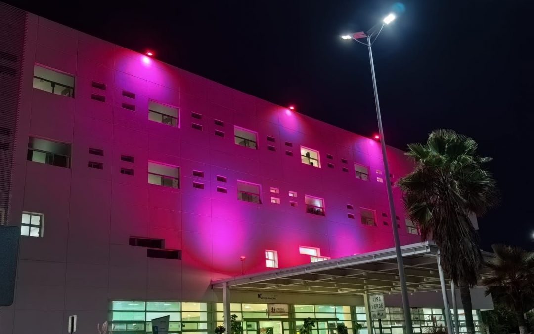 Iluminan de rosa el Hospital General de SJR durante el Mes de Sensibilización sobre el Cáncer de Mama