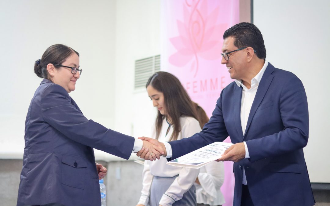 Apoya UT San Juan capacitación de empleados de Cartones Ponderosa