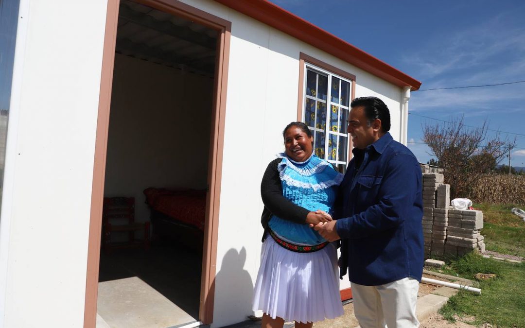 Titular de la SEDESOQ entrega cuartos adicionales en Amealco