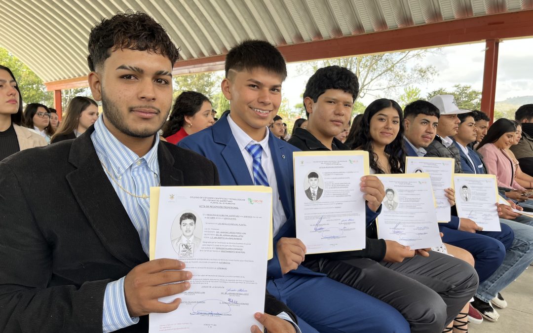 Egresados de CECyTEQ toman Protesta como profesionistas