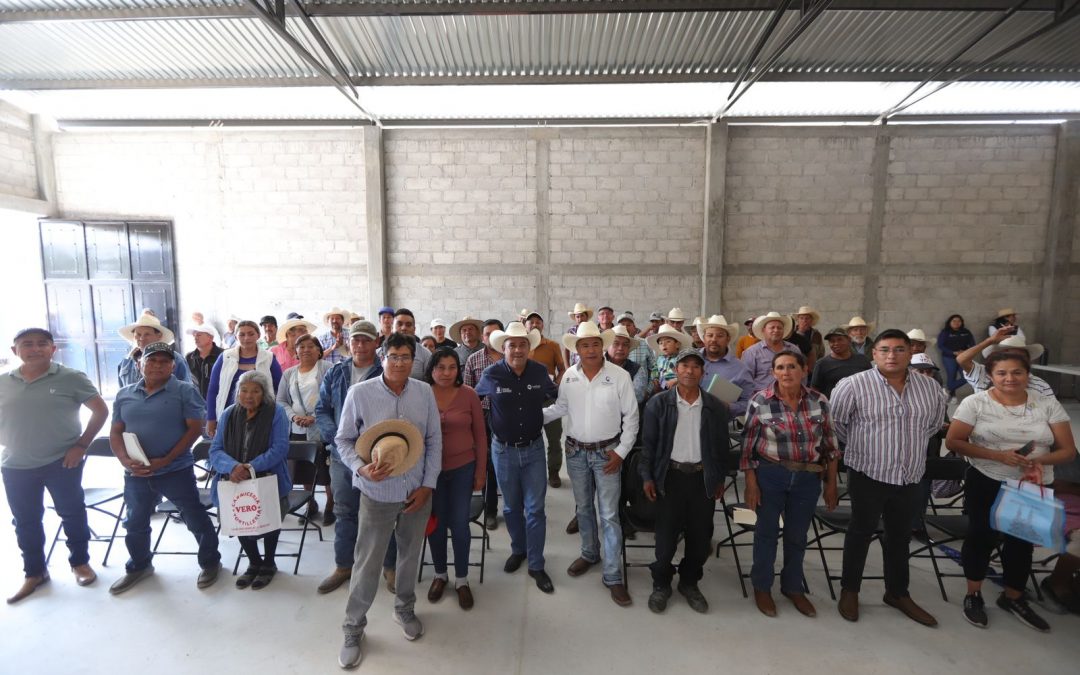 Entrega SEDEA apoyos en Cadereyta de Montes