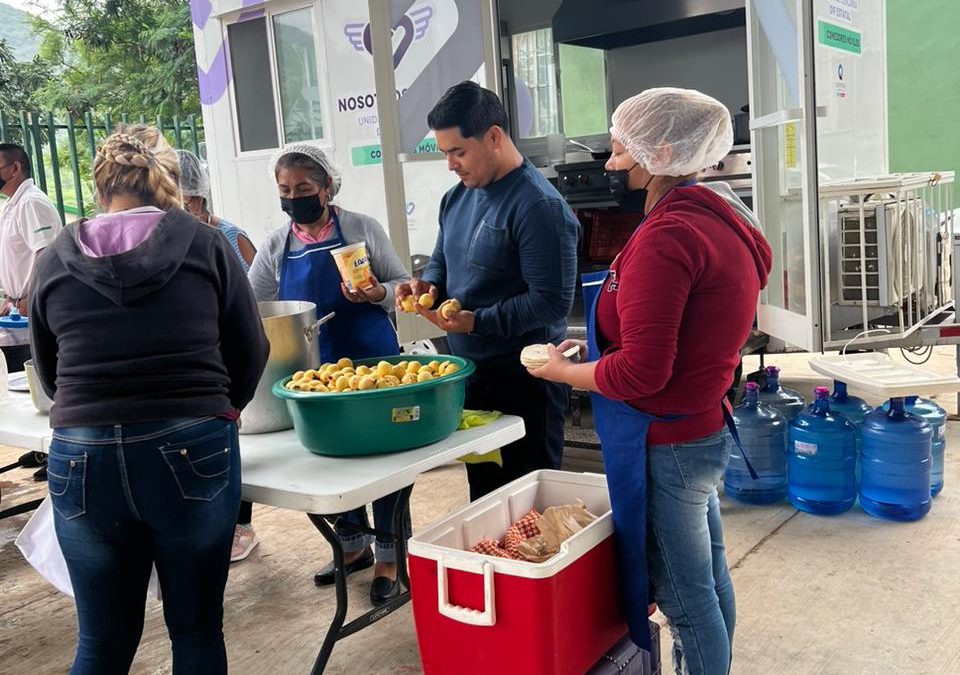 Participa HMC en entrega de desayunos en el Aguacate.