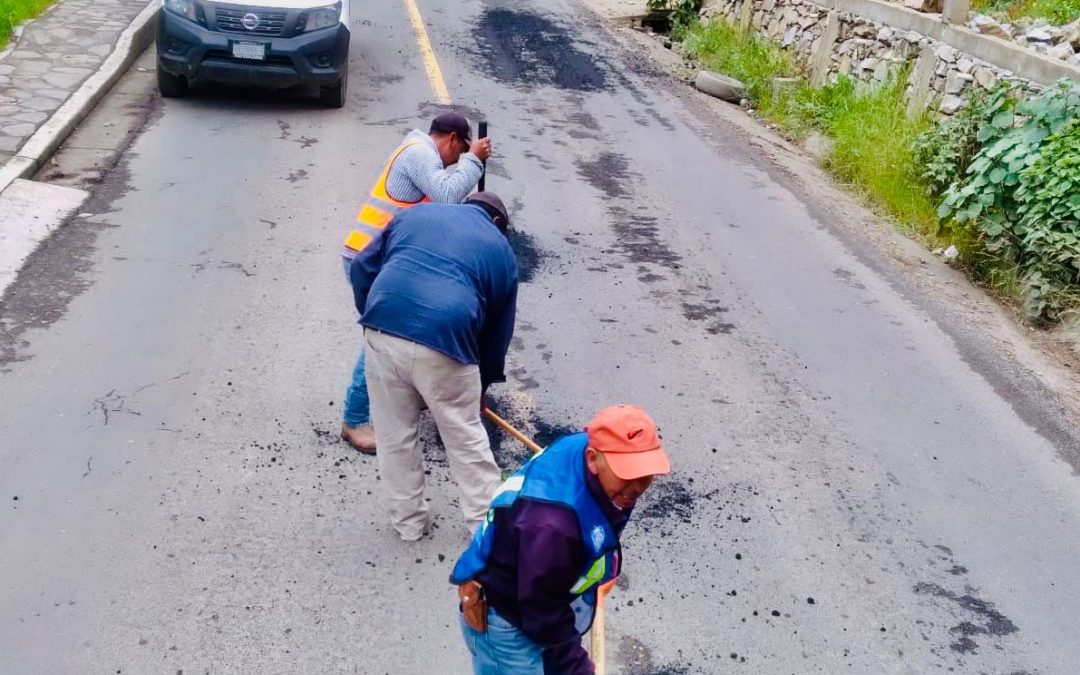 Realizan trabajos de bacheo en Pinal de Amoles.