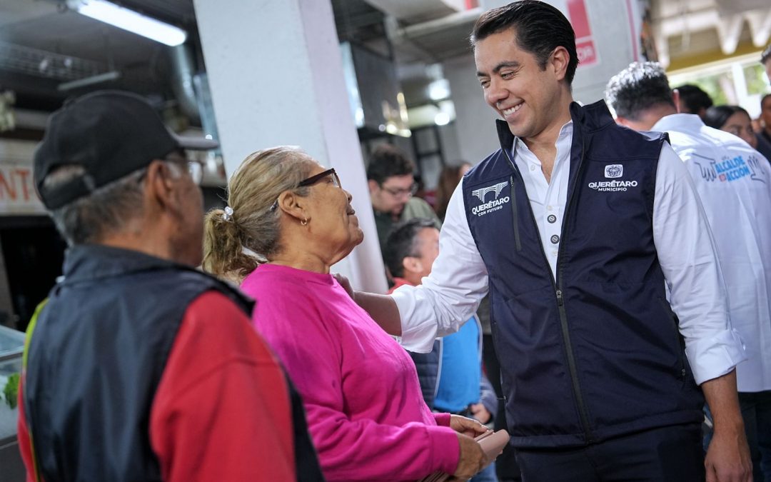 Escucha Felifer Macías a comerciantes del Mercado de Lomas de Casa Blanca