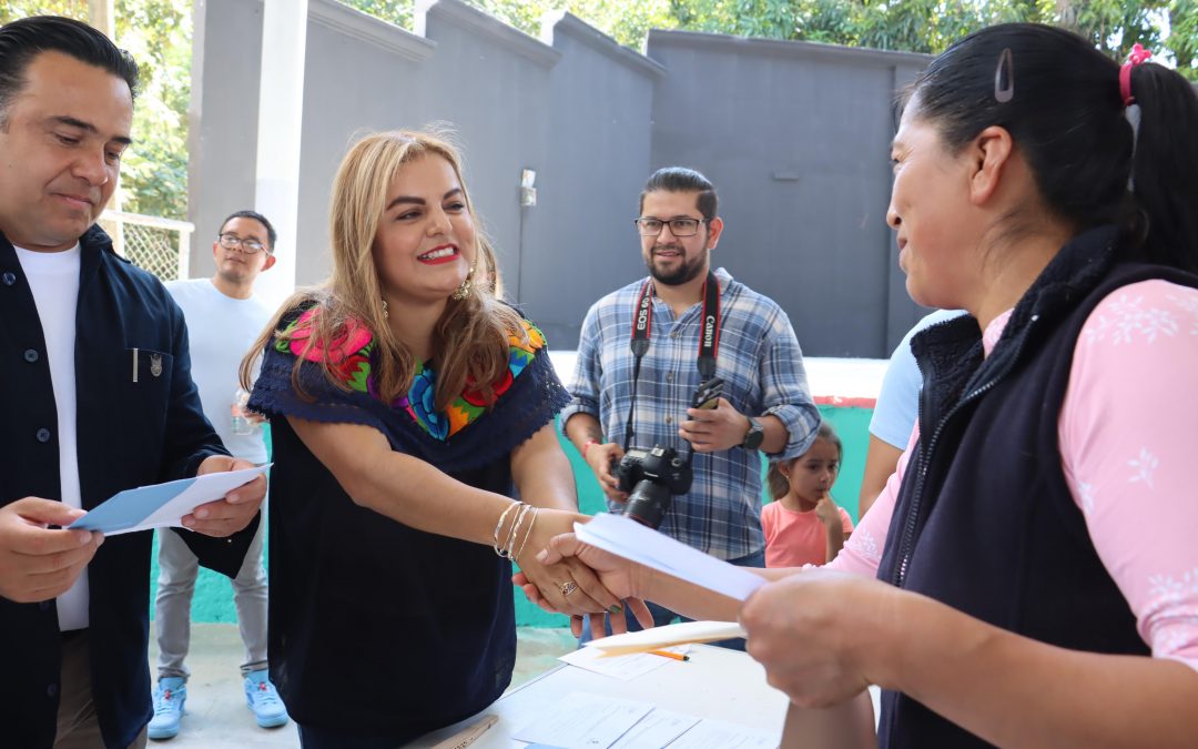 Asiste Lupita Ramirez a entrega de apoyos de la “Estrategia Mujeres”, realizada en el Teatro del Pueblo de Jalpan de Serra.