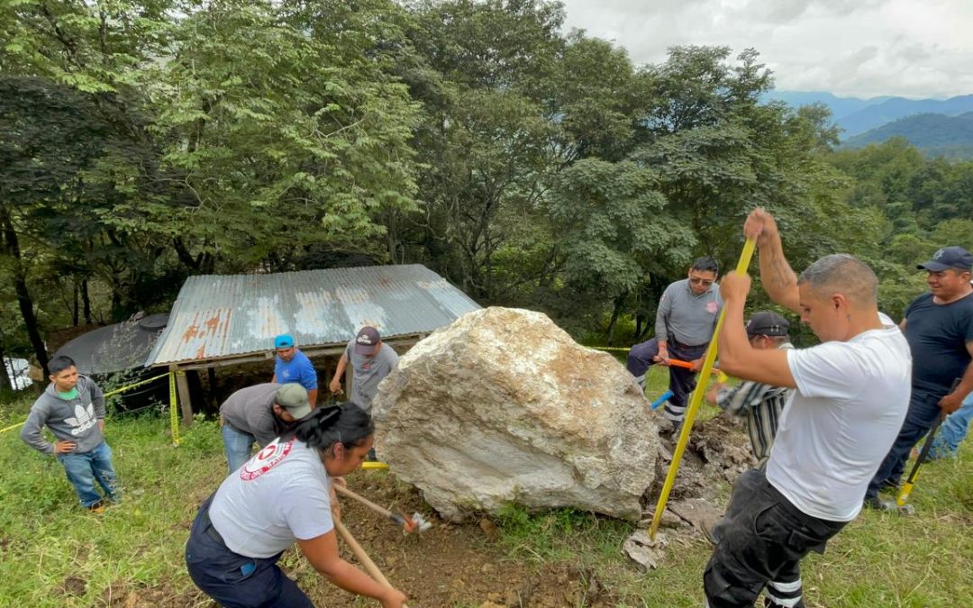 Piedra a punto de caer fue removida