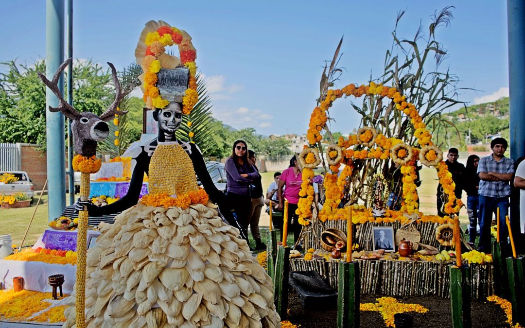 Tradición y creatividad serrana: concurso de altares de Bachilleres UAQ