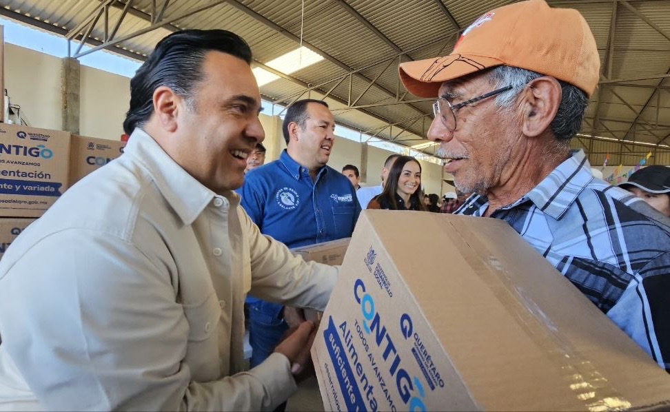 Entrega SEDESOQ apoyos alimentarios en San Juan del Río