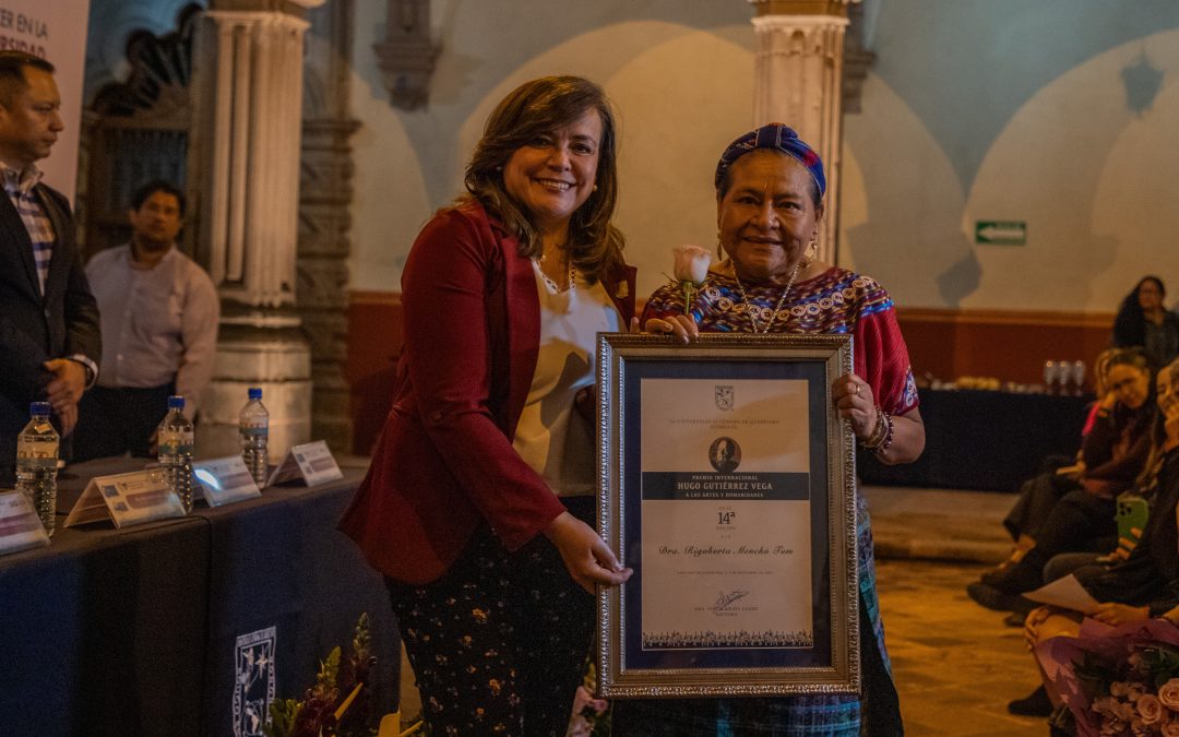 Reciben Rigoberta Menchú y Guadalupe Parrondo galardones de la UAQ