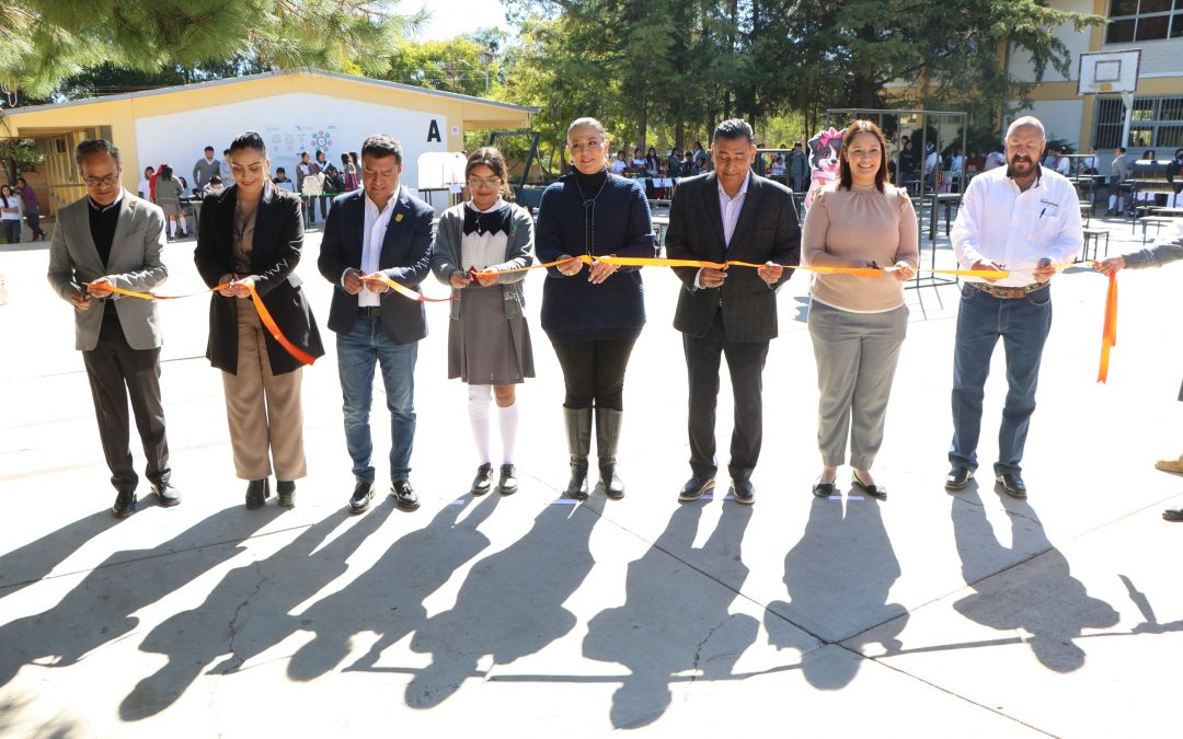 Entrega titular de la SEDEQ equipo de cómputo a estudiantes de CECyTEQ Huimilpan