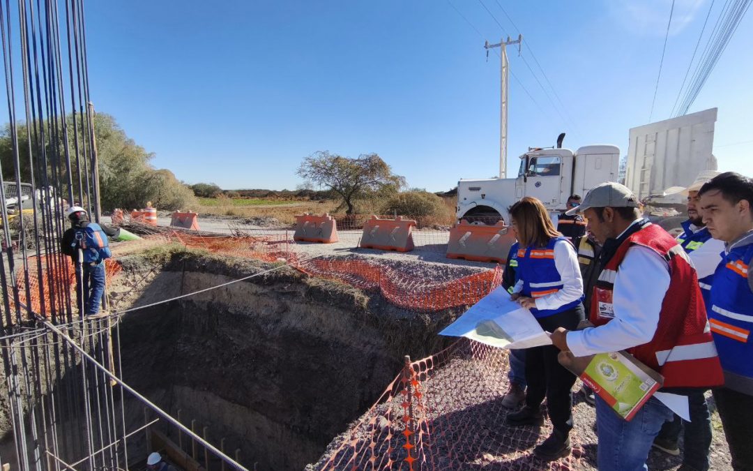 Autoridades estatales supervisan construcción de puente vial en Ezequiel Montes