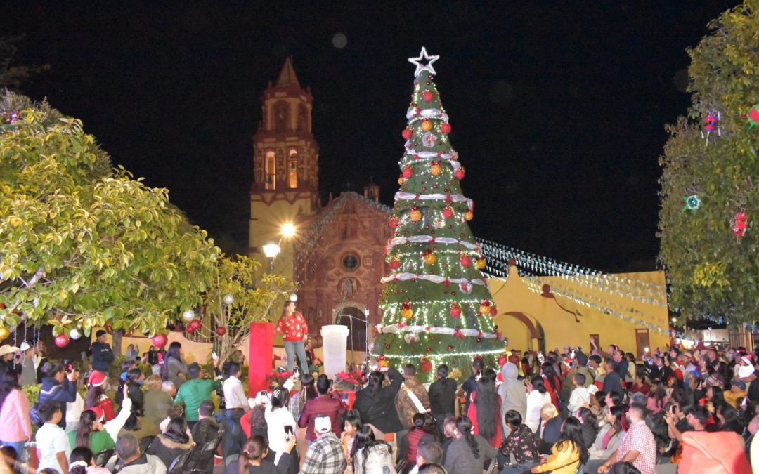 Enciende Yuni Benítez luces del árbol navideño