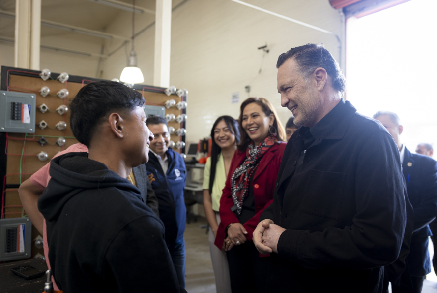 Entrega Gobernador pantallas inteligentes a unidades a distancia del Tecnológico Nacional de México