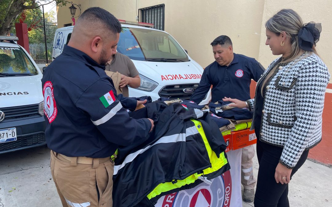 Entrega Yuni Benítez uniforme a elementos de PC