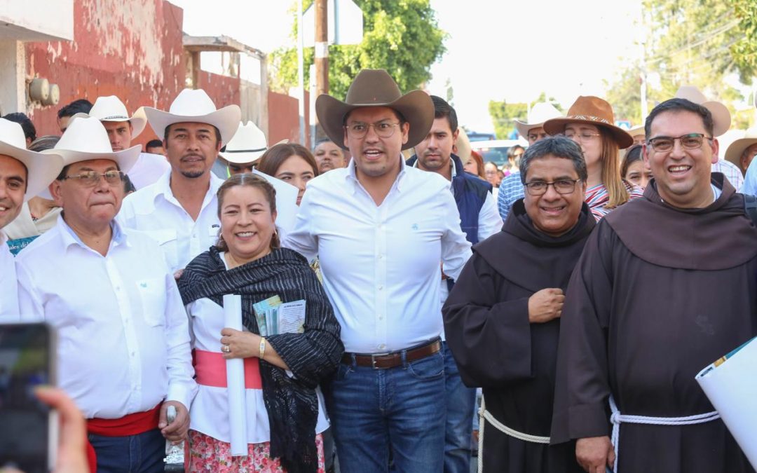 Acompañó Chepe Guerrero en la Pega de Bando de las Tradicionales Fiestas de El Pueblito