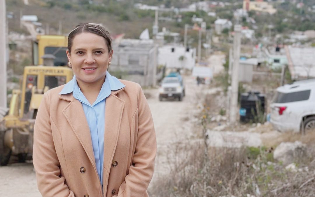 Supervisa Yuni Benítez mejoramiento de calles en el Barrio Chacatlan