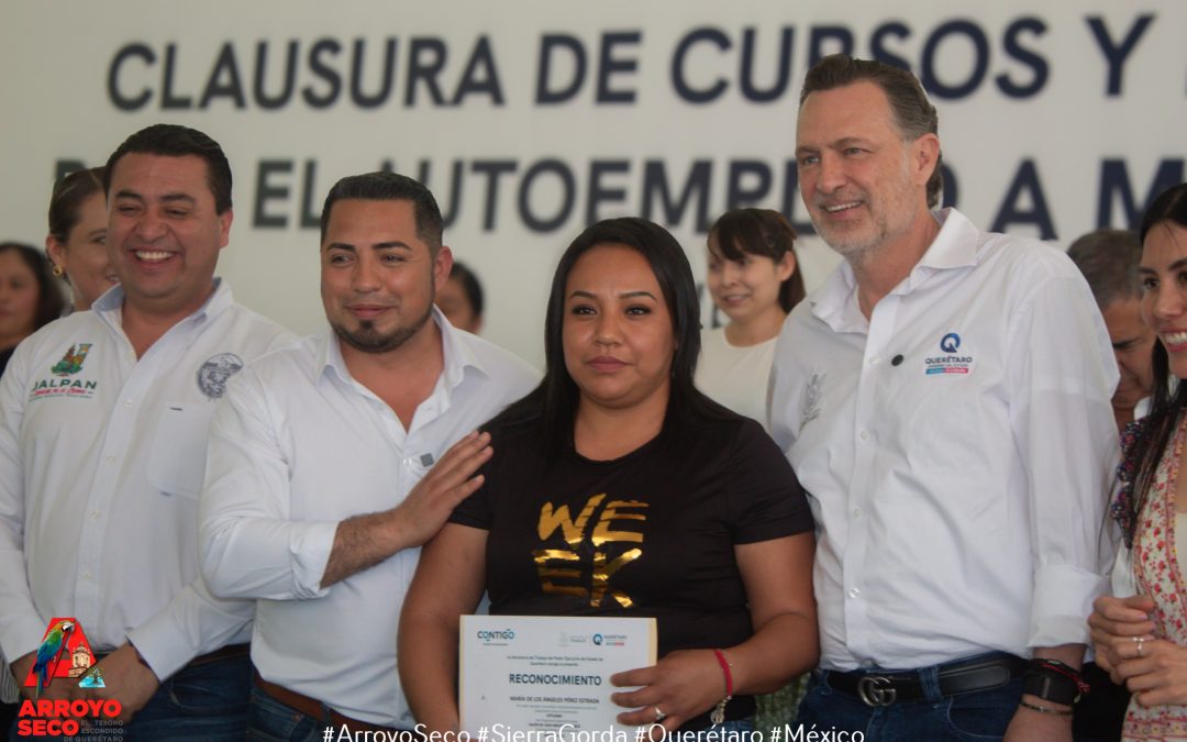 Asiste el presidente municipal de Arroyo Seco, Lic. Fernando Sánchez Gil a la «clausura de los cursos de capacitación y entrega de equipamiento para el autoempleo en la zona serrana».
