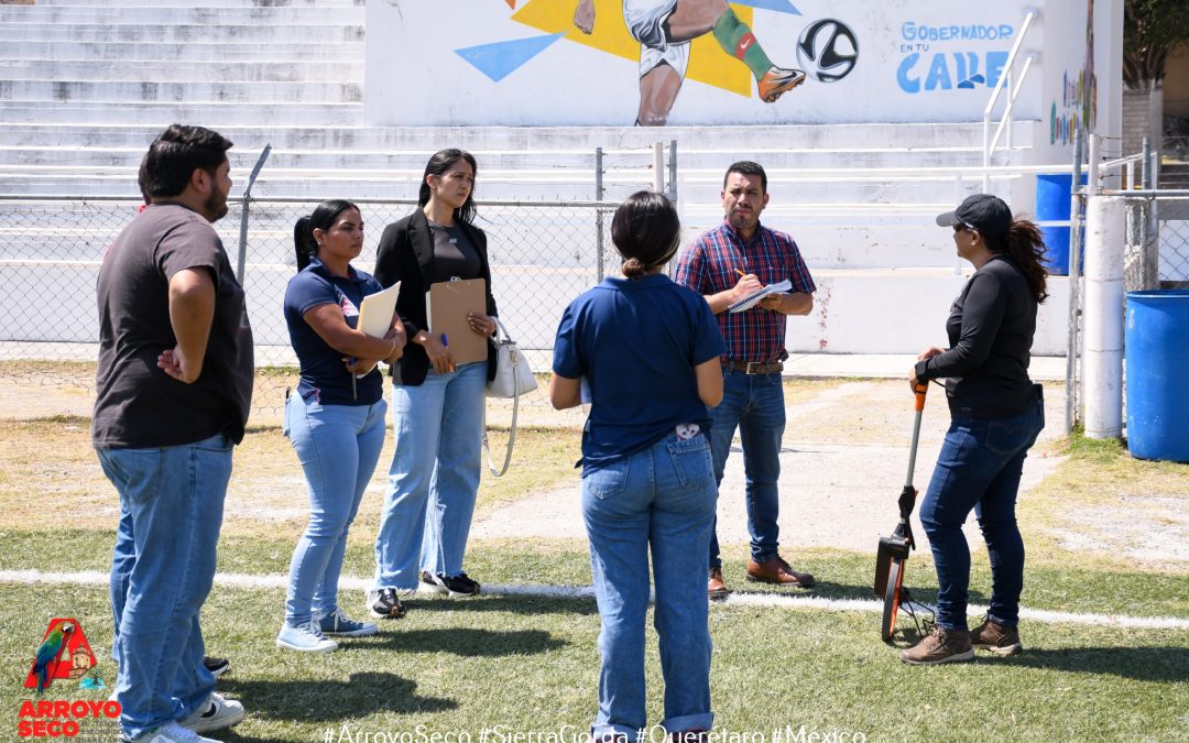 Gobierno municipal de Arroyo Seco e INDEREQ validan mejoras en la Unidad Deportiva Bicentenario.