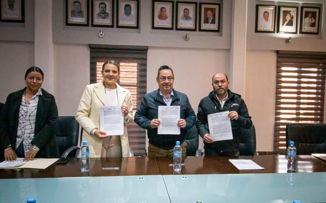 Firma Yuni Benítez convenios con la SESEQ