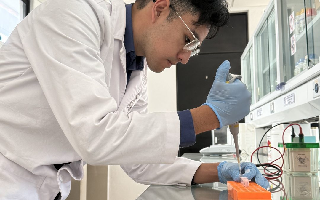 Analiza estudiante de Química UAQ el veneno de tarántula   para crear nuevos fármacos