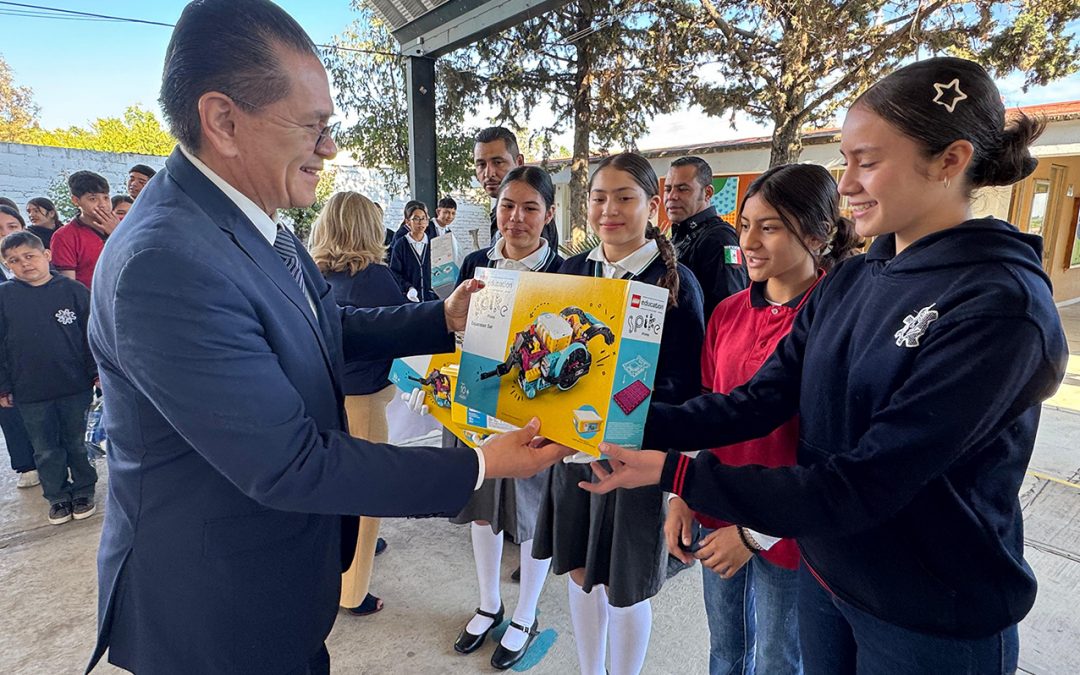 Entrega Rector de UTEQ equipos LEGO para fortalecer la educación STEM