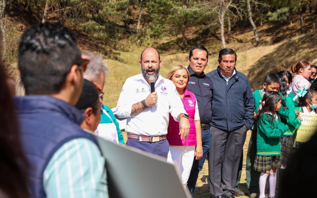Entrega SEDIF obras de rehabilitación y construcción de aulas cocina en Pinal de Amoles
