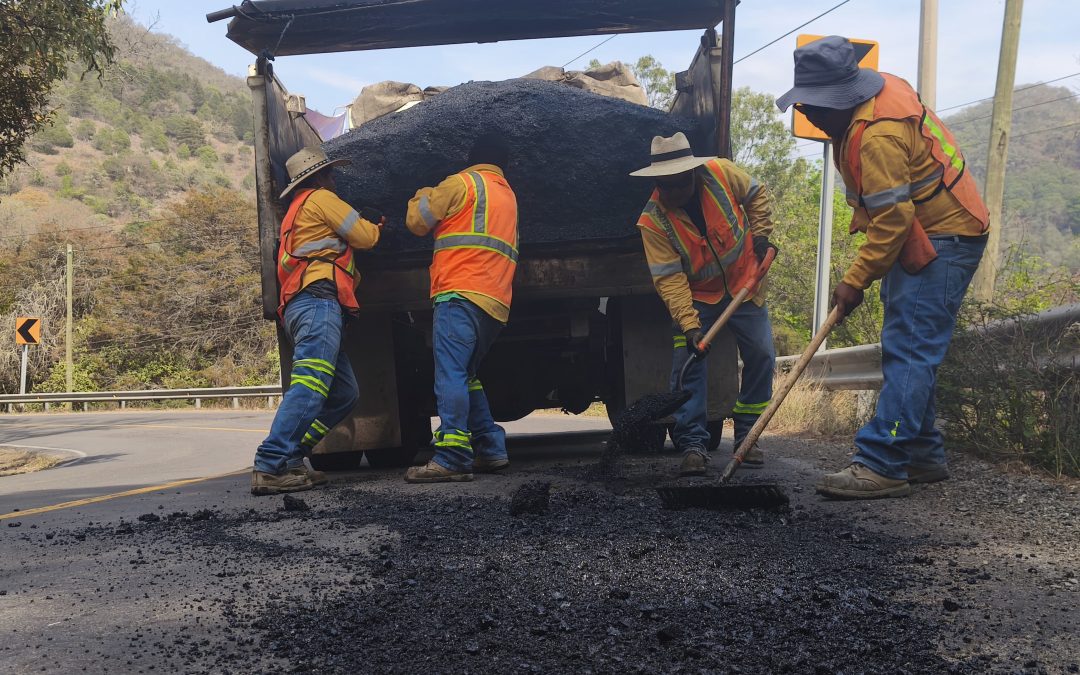 Trabaja personal de la CEI en el mantenimiento de la Carretera Federal 120