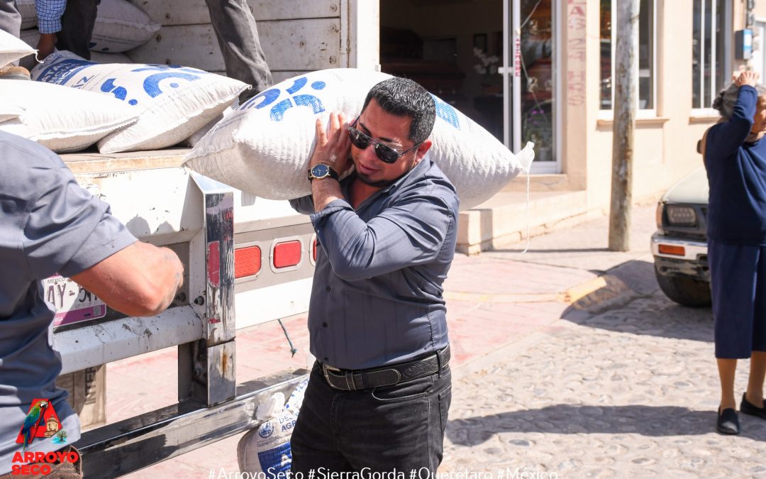 El gobierno municipal de Arroyo Seco, encabezado por el presidente lic. Fernando Sánchez Gil, en coordinación con SEDEA, realiza la “entrega de apoyos por sequía a productores del campo en el municipio de Arroyo Seco”