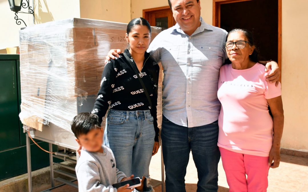 Entrega Rubén Hernández apoyos a emprendedores en respuesta a solicitudes durante la Jornada Ciudadana