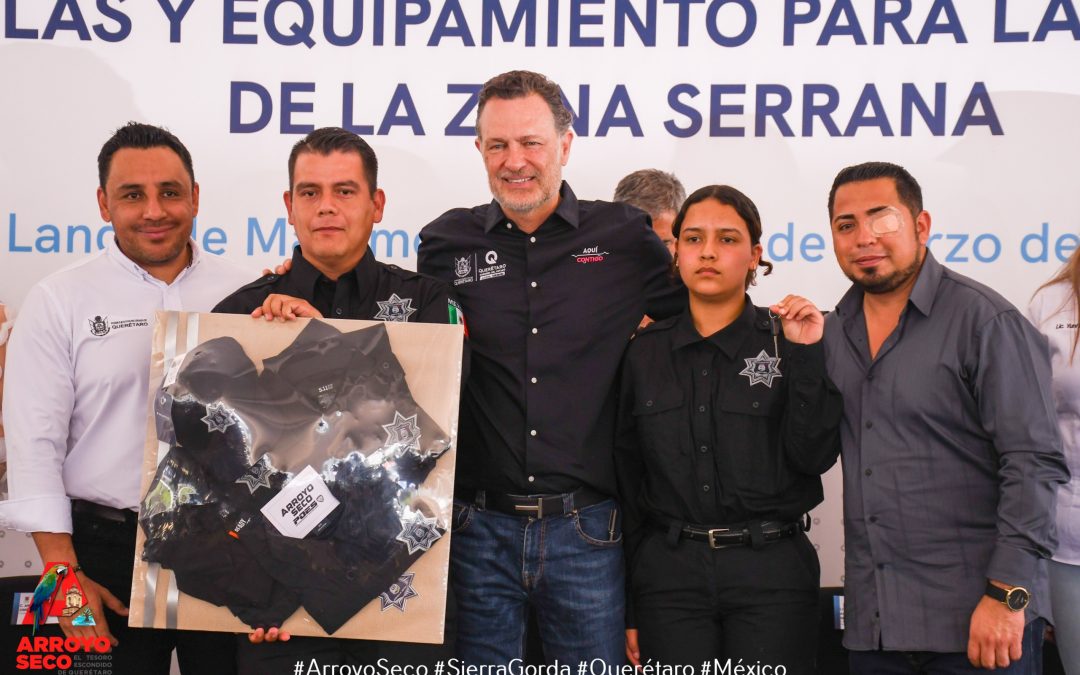 El presidente municipal de Arroyo Seco, lic. Fernando Sánchez Gil, forma parte en “entrega de patrullas y equipamiento para las policías municipales de la zona serrana” en Landa de Matamoros