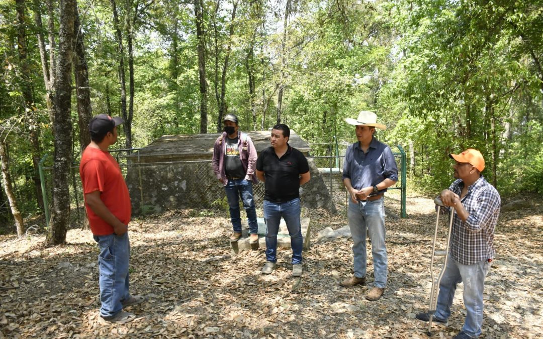 El alcalde Rubén Hernández supervisa el sistema de agua en La Yerbabuena