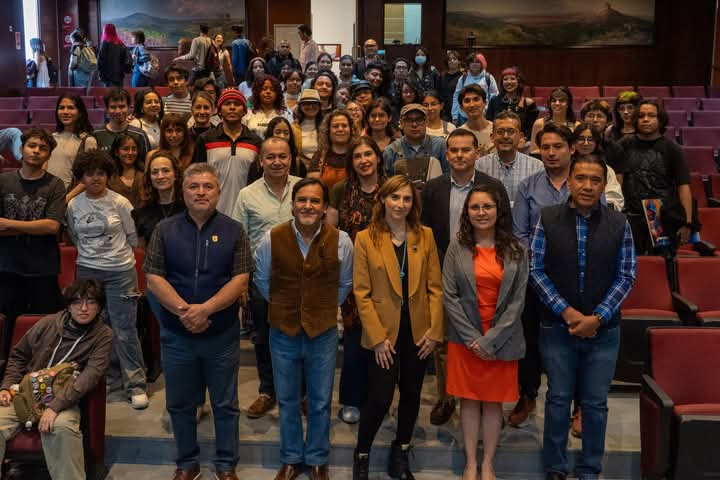 Dialoga el artista Carlos Vivar con estudiantes UAQ