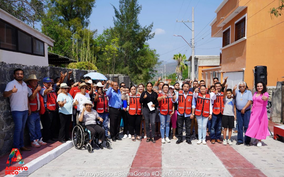Fernando Sánchez Gil, hace entrega de la obra “urbanización con piedra ahogada con mortero y construcción de banquetas en la calle Vicente Guerrero” en la cabecera municipal