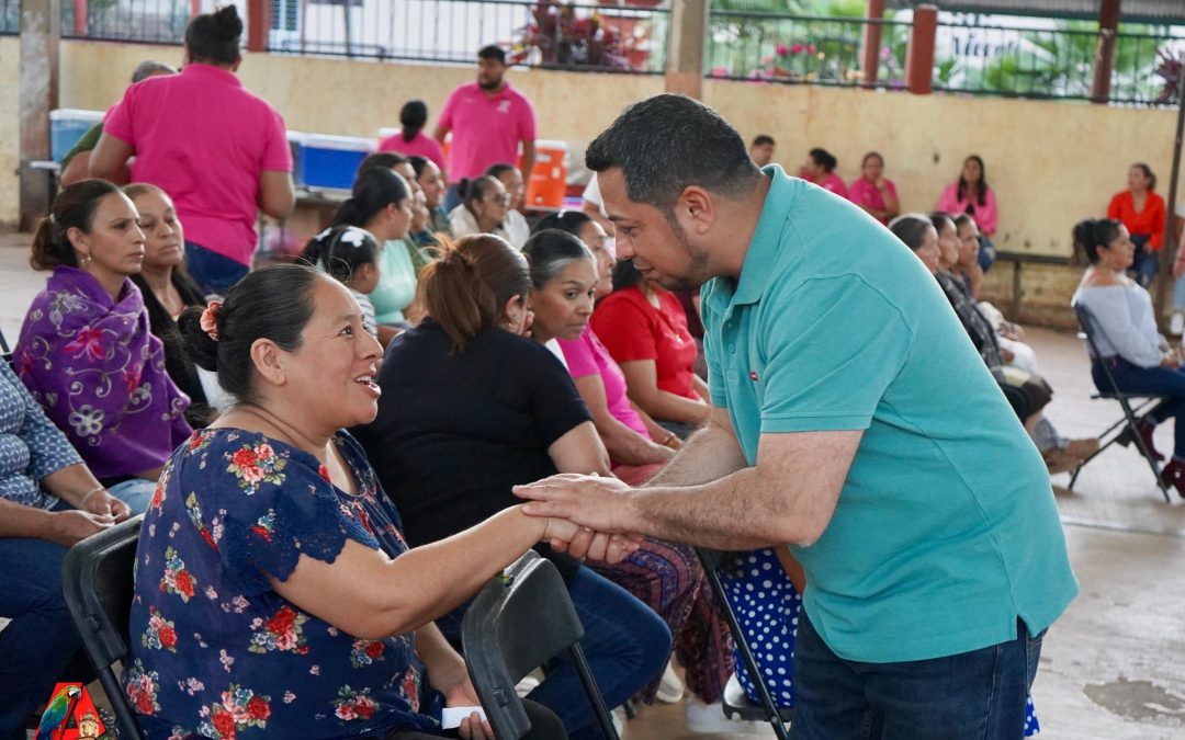 Fernando Sánchez Gil, celebra con las familias de La Lagunita el Día de las Madres y el Día de la Niñez