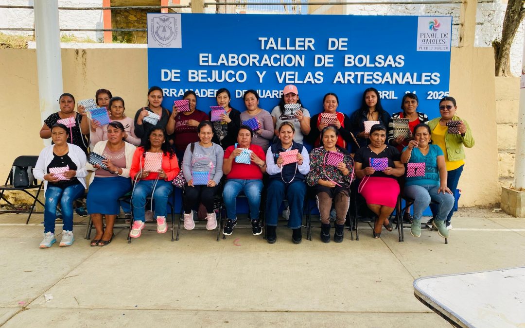 Realizan taller de elaboración de bolsas de bejuco y bolsas artesanales en Derramadero de Juarez