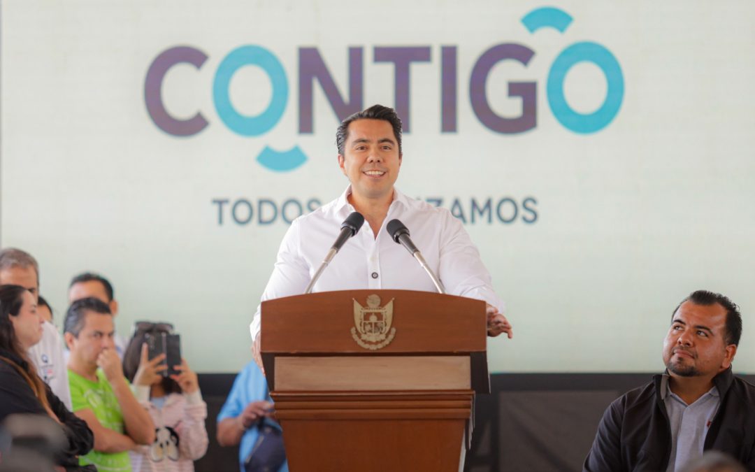 Acompaña Felifer Macías al Gobernador en la presentación del nuevo modelo QroTaxi