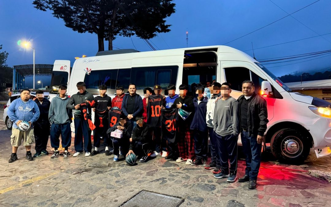 Se reune Iván Zárate con estudiantes de la secundaria de San Pedro Escanela