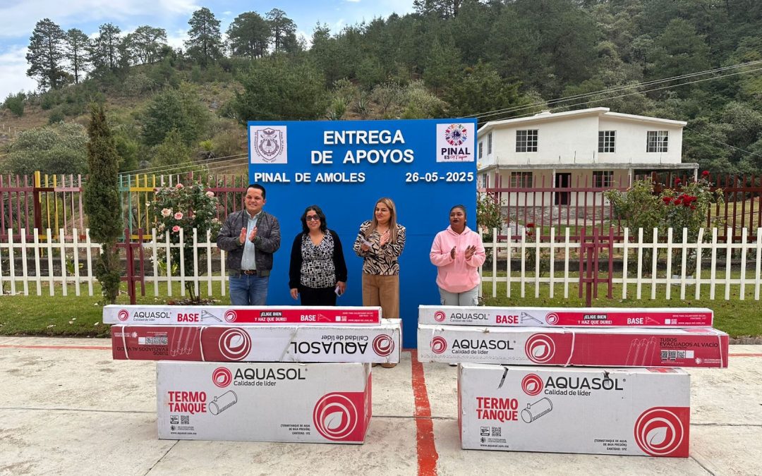 Lupita Ramírez entrega calentadores solares al Albergue «Niños Héroes» en Pinal de Amoles.