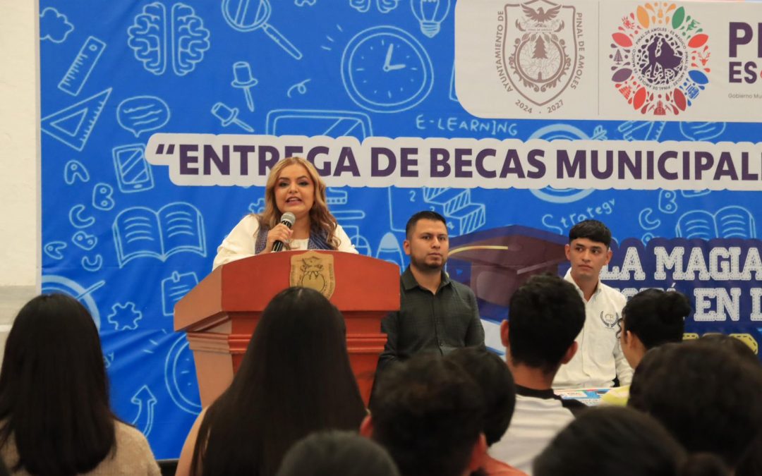 En Pinal Lupita Ramírez entrega becas universitarias cerca de un millón de pesos