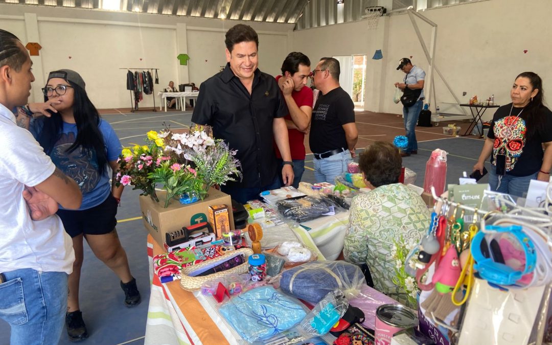 Astudillo recorre el Bazar Juventud en San Juan del Río y refrenda compromiso con jóvenes y adultos mayores