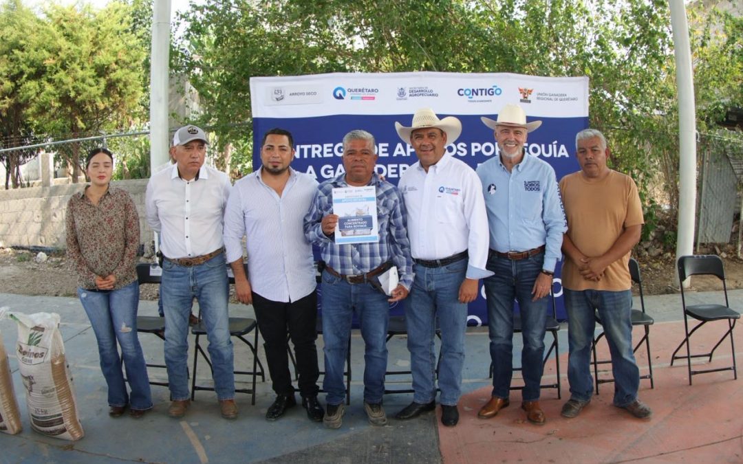 Entrega SEDEA alimento para ganado en Arroyo Seco