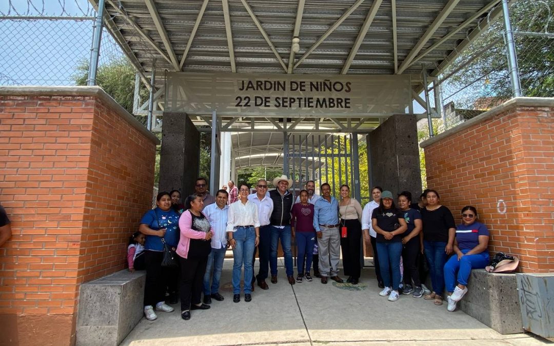 Entrega IFEQ obras educativas en Pedro Escobedo