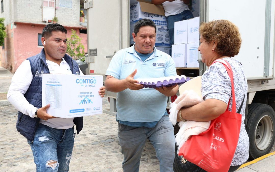 Entregan canastas alimentarias en Querétaro