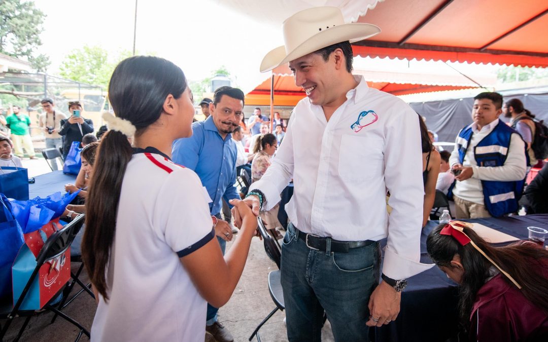 Rodrigo Monsalvo reconoce a estudiantes con excelencia académica durante jornada de convivencia infantil, en El Marqués