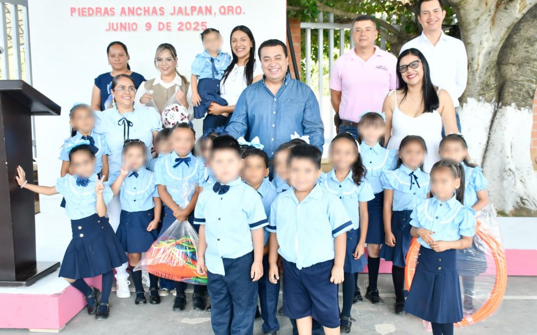 Rubén Hernández impulsa educación y civismo con Lunes Cívico en Piedras Anchas