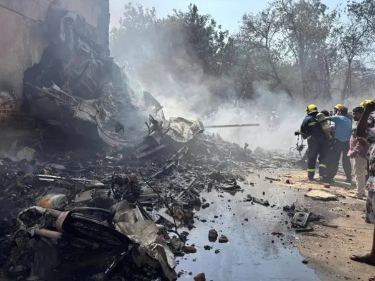 Más de 200 muertos al estrellarse en India un avión que se dirigía a Londres con 242 personas a bordo