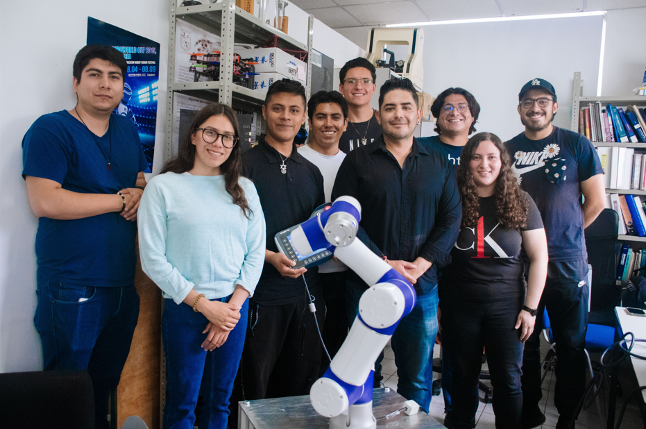 Refuerza Ingeniería UAQ aprendizaje de automatización y robótica con robot colaborativo industrial